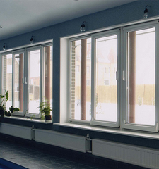 007 фото - Окна ПВХ на первом этаже загородного дома.