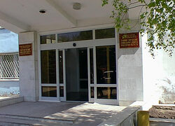 024 - Пластиковые двери, на входе в учреждение.