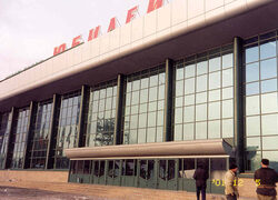 027 - Остекленный фасад торгового центра.