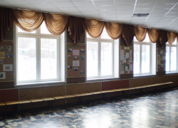 047 - Пластиковые окна на первом этаже московской школы.