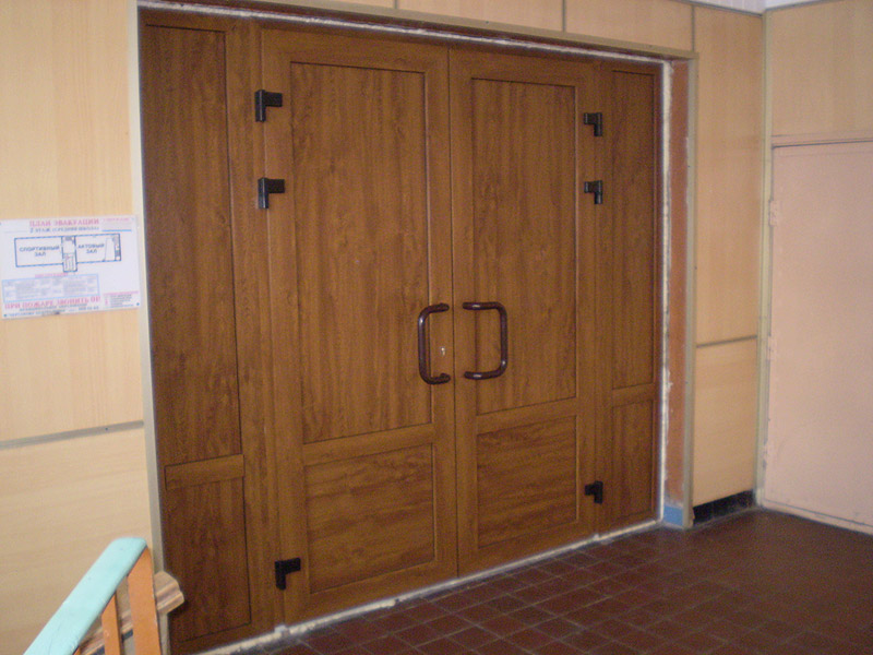 Деревянная дверь входного комплекса