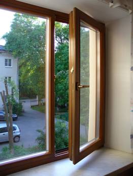 Установка деревянного окна из дуба в квартире. 